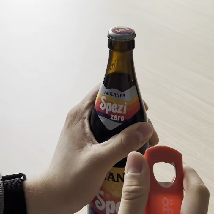 Eine Flasche wird mit einem Flaschenöffner geöffnet