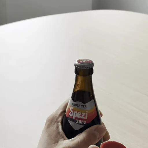 Eine Flasche wird mit einem Flaschenöffner geöffnet