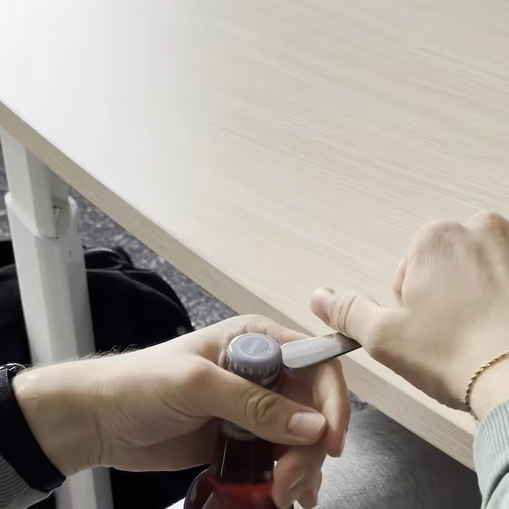 Eine Flasche wird mit einer Gabel geöffnet