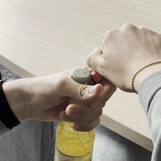 Eine Flasche wird mit einem Feuerzeug geöffnet