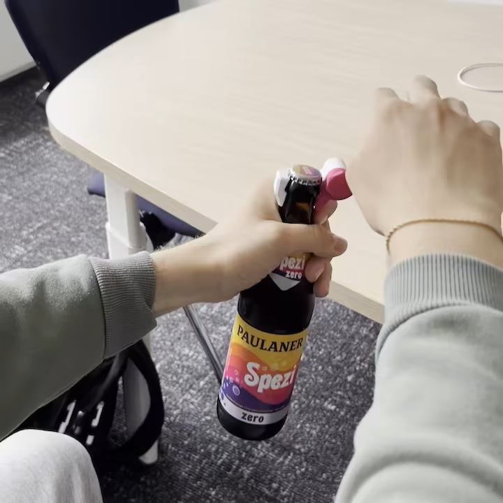 Eine Flasche wird mit dem Extremely Loud Bottle Opener™ geöffnet