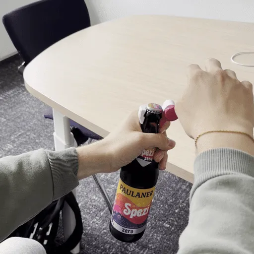 Eine Flasche wird mit dem Extremely Loud Bottle Opener™ geöffnet