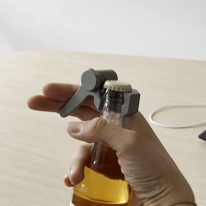 Eine Flasche wird mit einem Flaschenöffner geöffnet