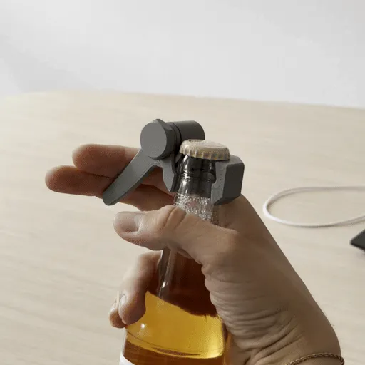 Eine Flasche wird mit einem Flaschenöffner geöffnet